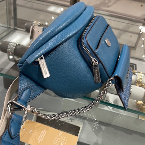 MICHAEL KORS
Maisie Large Pebbled Leather 2-in-1 Sling Pack
Teal
NWT - Picture 6 of 16